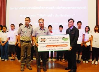 Representatives from Esso refinery in Sriracha donate 200,000 baht to the zoo.